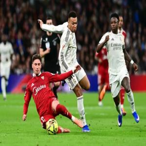 ريال مدريد يتخطى إشبيلية بثنائية في الليغا