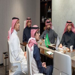 وزير الصناعة والثروة المعدنية يعقد اجتماعًا مع الملحقين التجاريين للمملكة في الخارج