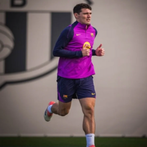 برشلونة يفقد مدافعه كريستنسن بسبب تمزق بالرباط الصليبي