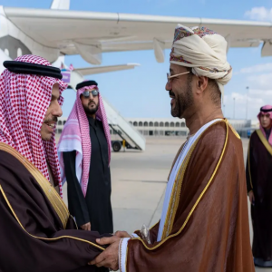 سمو وزير الخارجية يصل إلى مسقط