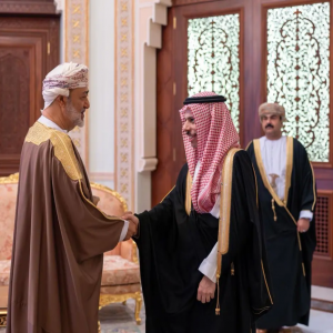 سلطان عُمان يستقبل سمو وزير الخارجية