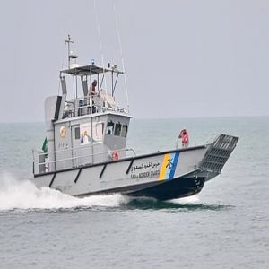 حرس الحدود بمنطقة مكة المكرمة ينقذ مقيمين تعطلت واسطتهما البحرية في عرض البحر