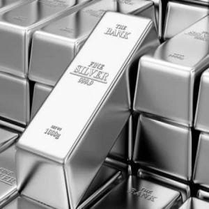 الفضة تلامس 70 دولارًا للأوقية وتسجل قفزة سنوية بـ141%