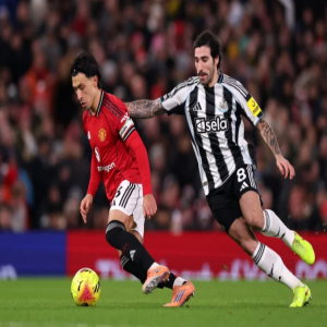 مانشستر يونايتد يتقدم إلى المركز الخامس بفوزه على نيوكاسل