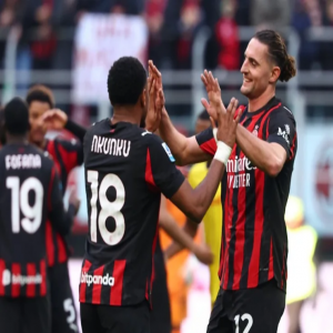 ميلان يتصدر الدوري الإيطالي بثلاثية في فيرونا