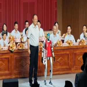 تعذّر حضوره.. فأرسل روبوتاً يتسلّم شهادة التخرج