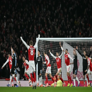 آرسنال يسحق أستون فيلا ليحكم قبضته على صدارة الدوري الإنجليزي