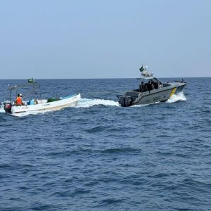 حرس الحدود بمنطقة عسير ينقذ مقيمين تعطلت واسطتهما البحرية في عرض البحر