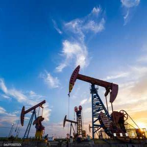 النفط يواصل مكاسبه و«برنت» يصعد إلى 63.65 دولارًا للبرميل