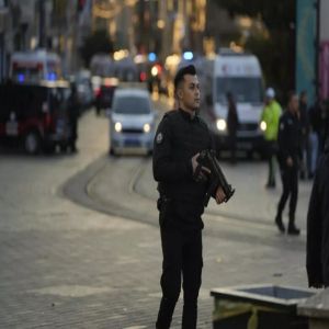 إصابة 3 أشخاص في انفجار طرد بريدي داخل مجمع سكني فاخر بإسطنبول