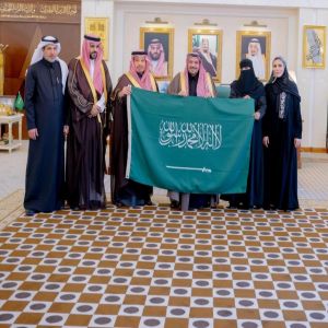 أمير منطقة القصيم يُدشّن مبادرة "رايتنا فخرنا" تعزيزًا لقيم الانتماء الوطني وترسيخًا لمكانة العلم السعودي