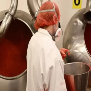 مصرع سيدة إثر سقوطها داخل عجانة طحين في مصنع حلويات