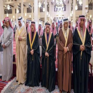 أمير منطقة الرياض يؤدي صلاة الميت على والدة الأمير شقران بن سعود بن عبدالعزيز