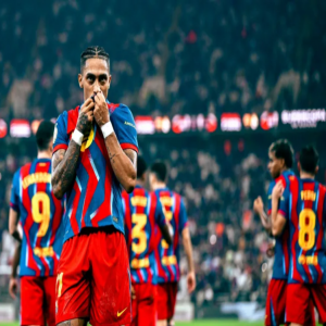 إصابة رافينيا تثير القلق في برشلونة قبل مواجهة سوسيداد