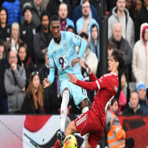 ليفربول يتعثر مجدداً بتعادله مع بيرنلي في الدوري