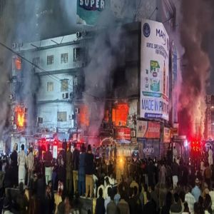 مصرع وإصابة 25 شخصًا جراء حريق بمركز تسوق في كراتشي