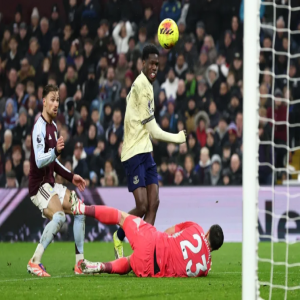 باري يقود إيفرتون لكسر سلسلة أستون فيلا التاريخية في الدوري الإنجليزي