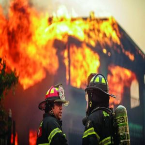 حرائق الغابات تقتل 16 وتشرد الآلاف في تشيلي