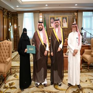 أمير منطقة جازان يكرّم فريق عمل نظام الاتصالات الإدارية المطوّر بإمارة المنطقة