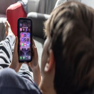 بريطانيا تتجه لتقييد وصول القاصرين إلى مواقع التواصل الاجتماعي وتشدد حظر الهواتف في المدارس