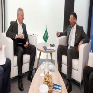 وزير الصناعة والثروة المعدنية يلتقي مسؤولين حكوميين وقادة شركات عالمية على هامش المنتدى الاقتصادي العالمي