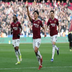 وست هام يونايتد يهزم سندرلاند بثلاثية في الدوري الإنجليزي