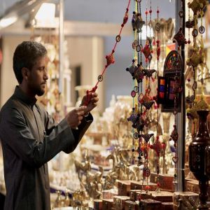 الفنون الشعبية المصرية تُضفي أجواء تراثية على معرض المنتجات المصرية بغرفة مكة