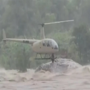 بعد 27 ساعة فوق صخرة.. مروحية تنقذ زوجين من فيضانات قاتلة