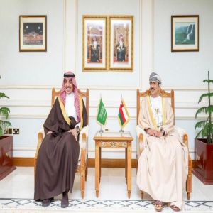 وزير الإعلام يبحث في عُمان تعزيز التعاون الإعلامي وتطوير الشراكات بين البلدين
