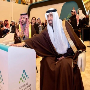 "وزير الموارد البشرية" يدشن مبادرة الإرشاد المهني الشامل