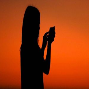 فرنسا تقر حظر استخدام وسائل التواصل الاجتماعي لمن هم دون 15 عاماً