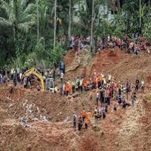 ارتفاع حصيلة ضحايا الانهيار الأرضي في إندونيسيا إلى 50 قتيلًا