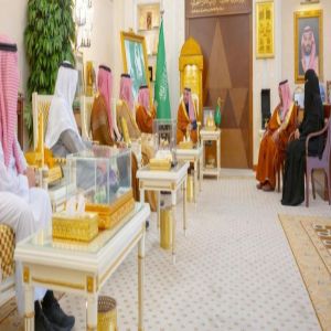 أمير القصيم يستقبل فريق عمل المواقع التاريخية ذات الأهمية بالمنطقة