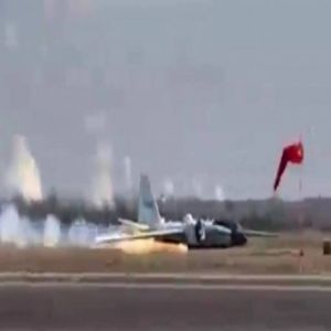 هبوط اضطراري مثير بدون عجلات لطائرة ناسا في مطار إلينغتون