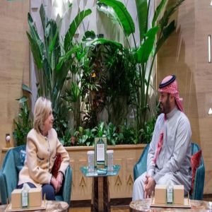 سمو ولي العهد يستقبل وزيرة الخارجية الأمريكية السابقة