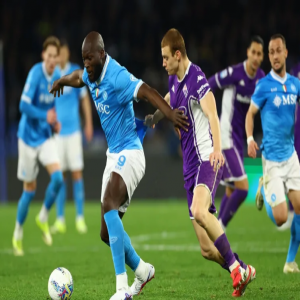 نابولي يهزم فيورنتينا ويواصل مطاردة الصدارة في الدوري الإيطالي