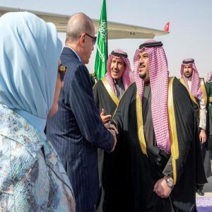 رئيس جمهورية تركيا يصل إلى الرياض وفي مقدمة مستقبليه نائب أمير المنطقة