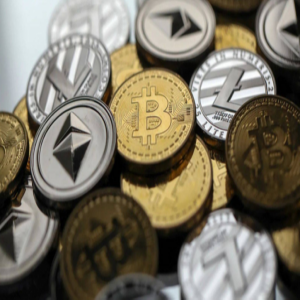 تراجع العملات المشفرة والبيتكوين تهبط دون 70.5 ألف دولار