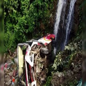 سقوط حافلة موكب زفاف يودي بحياة 13 شخصًا