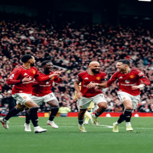 مانشستر يونايتد يستغل النقص العددي ويُسقط توتنهام بثنائية