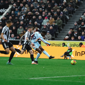 نيوكاسل يخسر أمام برينتفورد