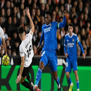 ريال مدريد يواصل الضغط على برشلونة بفوز صعب في "فالنسيا"