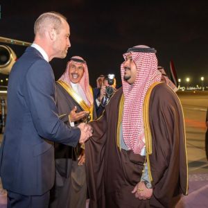 ولي عهد المملكة المتحدة يصل إلى الرياض وفي مقدمة مستقبليه نائب أمير المنطقة