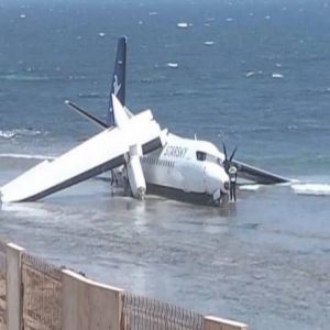 نجاة جميع ركاب طائرة فوكر 50 بعد تحطمها قرب مطار مقديشو بالصومال