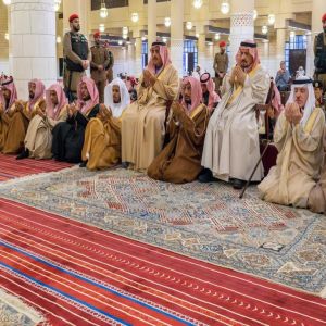 أمير منطقة الرياض يؤدي صلاة الاستسقاء في جامع الإمام تركي بن عبدالله