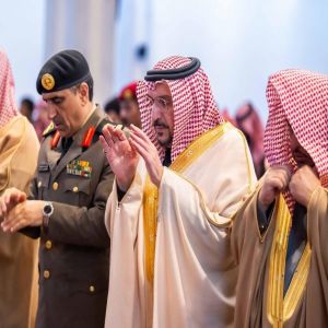 أمير القصيم يؤدي صلاة الاستسقاء مع جموع المصلين