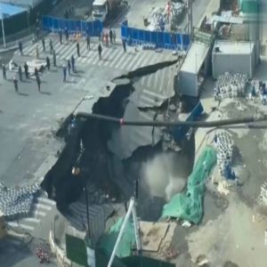 ‏لحظة انهيار أرضي مفاجئ في شنغهاي بالصين