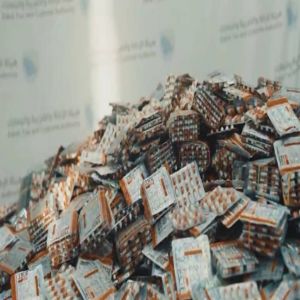 إحباط محاولة تهريب أكثر من 218 ألف حبة مخبأة في إرسالية دهانات