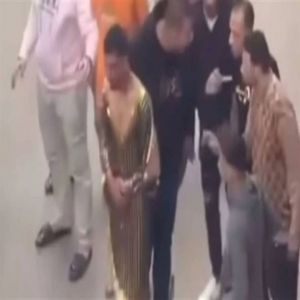 القبض على 9 أشخاص لتعديهم على عامل وإجباره على ارتداء ملابس نسائية