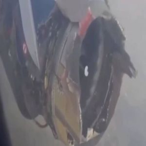 لحظة هبوط اضطراري لطائرة  في نيجيريا بعد تعطل محرك